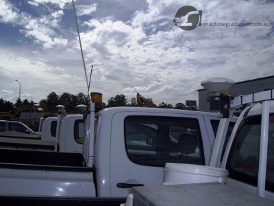 Vehicle-mounted satellite antennas acquire real-time positions.